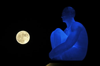 Supermoon rises behind a statue in France on November 14, 2016, Statue, November 14 2016, Supermoon, Nice, Moon, France, Perigee HD wallpaper