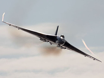 vulcan bomber, blue sky, vapour, couds, smoke, areodynamic HD wallpaper