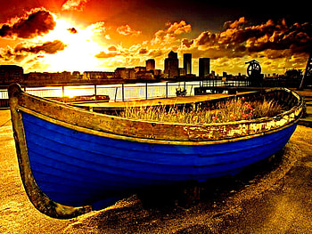 Boat at sunrise, sunshine, boat, sunlight, sunrise, beach, sands, light, clouds, nature, flowers, sky, sunset HD wallpaper