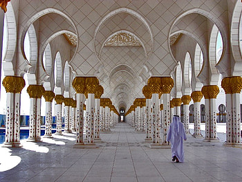 India Walkway, architecture, smooth, person, walkway, whitestone, daylight, day, india, building HD wallpaper