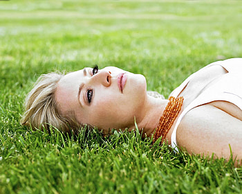 Grass and a Lass, blonde, cute, grass, actress, beauty HD wallpaper