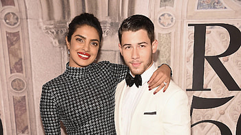 Wedding registry, Priyanka Chopra, Nick Jonas, Gift ideas HD wallpaper