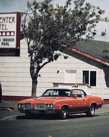Classic vintage muscle car parked outside a retro motel in Portland, Oregon. HD phone wallpaper