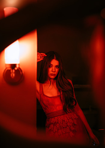 Hailee steinfeld, orange, dress HD phone wallpaper