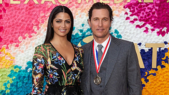 Camila Alves, Matthew McConaughey helped, Food to the, Serve food to HD wallpaper
