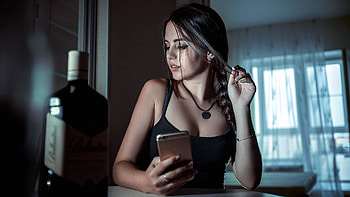Women Portrait Necklace Cell Whisky, girls, model HD wallpaper