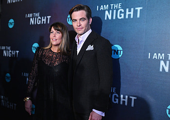 Patty Jenkins, Chris Pine, Light-hearted set, I Am The Night filming HD wallpaper