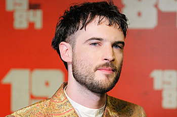 Tom Sturridge, 1984 play, Stretcher accident, Page Six news HD wallpaper