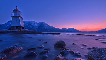 closed lighthouse on a bay at twilight, twilight, shore, lighthouse, closed, bay, mountains, rocks HD wallpaper