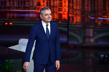 Le fils de Rowan Atkinson, Mr Bean, L'arme au Npal HD wallpaper