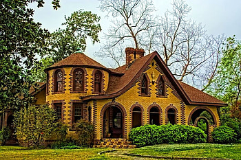 Tennessee home, arched windows, brown, brick, trees, hedges, gold, home HD wallpaper