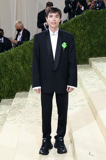 Elliot Page, Red carpet tribute, Met Gala fashion, Oscar Wilde influence HD phone wallpaper
