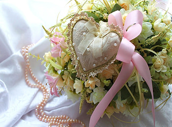 Holidays, Flowers, Love, Holiday, Bouquet, Bow, Heart, Decoration, Pearl, Valentine's Day HD wallpaper