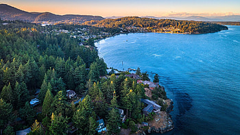 Anacortes Washington, sea, town, houses, boats, clouds, trees, sky, forest, mountains HD wallpaper