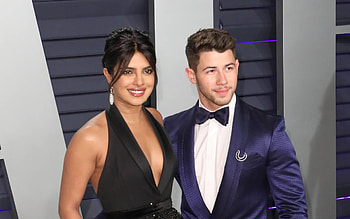 Priyanka Chopra, Nick Jonas, Face time, Long-distance love HD wallpaper