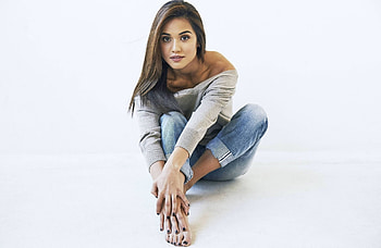 Brunette, summer Bishil, actress, bare foot HD wallpaper
