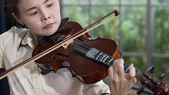 Adult woman playing, Violin mastery, Melodic expertise, Musical performance HD wallpaper