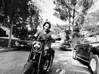 Keanu Reeves On Bike, keanu-reeves, male-celebrities, monochrome, black-and-white HD wallpaper