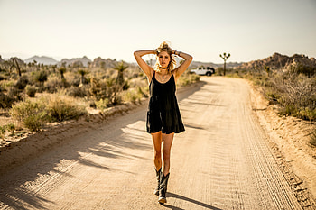 Cowgirl Walking in the Desert, cowgirl, model, blonde, boots, dress HD wallpaper