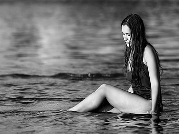 How Do I Feel, sea, black and white, alone, feel, woman, beauty HD wallpaper
