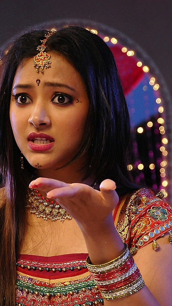 Shwetha Basu Prasad, telugu actress, cute HD phone wallpaper