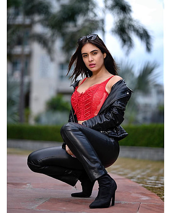 Neha Malik, knee, lip HD phone wallpaper