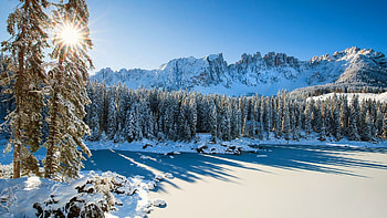 Lago di Carezza, Dolomites, Italy, snow, winter, ise, trees, sky, sun, mountains HD wallpaper