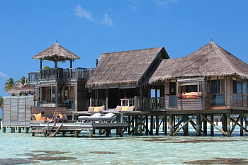 Mega Water Bungalow, island, blue, sand, tropical, huge, beach, reef, water, islands, ocean, sea, coral, bungalow, luxury, exotic, hotel, paradise, aqua, villa, large, lagoon, luxurious, king, resort, dream HD wallpaper
