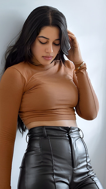 Mrunalini Ravi, tamil actress HD phone wallpaper