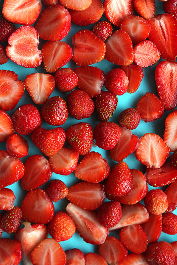 Food, Strawberry, Berries, Lobules, Slices HD phone wallpaper