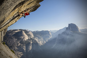 solo climbing, Fearless athletes, Gripping heights, Thrilling challenges HD wallpaper