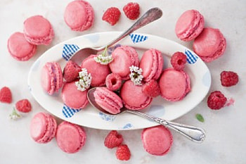 Raspberry Macarons, sweet, dessert, delicious, fruits, raspberry, food, pink, fruit HD wallpaper