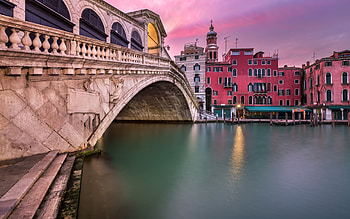 Rialto Bridge Venice sunset, City panorama, Old town, San Bartolomeo church HD wallpaper