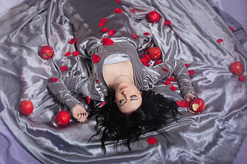 SLEEPING BEAUTY, apples, roses, petals, girl, sleeping HD wallpaper