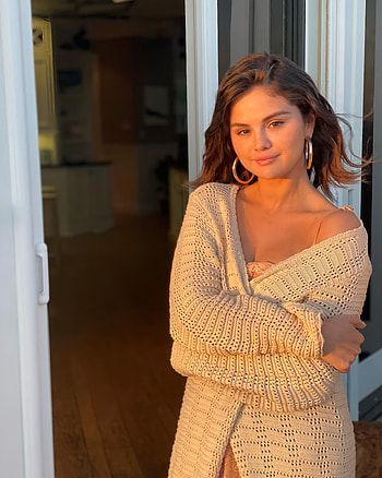 Selena Gomez, standing, lip HD phone wallpaper