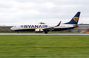 Ryanair, Travels, Quarterly loss, Hopeful for summer season HD wallpaper