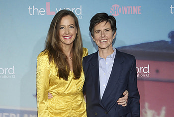Am I OK?, Tig Notaro, Stephanie Allynne, Time and space HD wallpaper