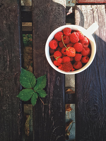 Food, Strawberry, Raspberry, Wood, Wooden, Sheet, Leaf, Berry, Planks, Board HD phone wallpaper