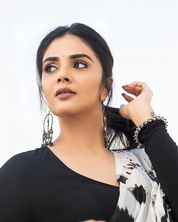 Sreemukhi, lip, joint HD phone wallpaper