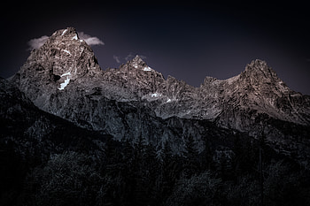 Majestic Night Peaks Ultra HD wallpaper