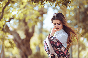 Redhead Girl Looking Down In Depth Of Field , redhead, girls, model, depth-of-field HD wallpaper