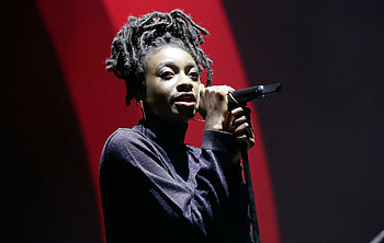 Little Simz return, Searing political anthem, Empowering message, Bold and fearless HD wallpaper
