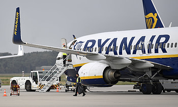 Ryanair, Flight disruptions, Europe lockdown, Holiday warning HD wallpaper