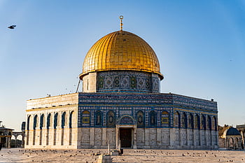 Captured at daybreak, the iconic Dome of the Rock shines with its golden dome, a symbol of Jerusalem's rich religious heritage. HD wallpaper