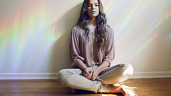 Hailee Steinfeld, Sit bare foot, Hailee Steinfeld, Movie wardrobe HD wallpaper