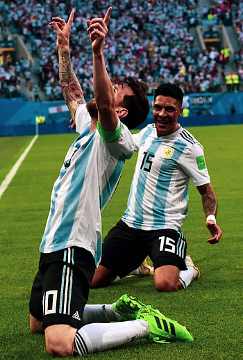 Messi y Enzo, football, Pelota HD phone wallpaper