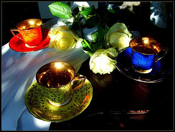 Time for tea, sunshine, natural, color, graphy, tea, roses, beauty, cups, still life, day, abstract, flowers, sun, drink, sunset HD wallpaper