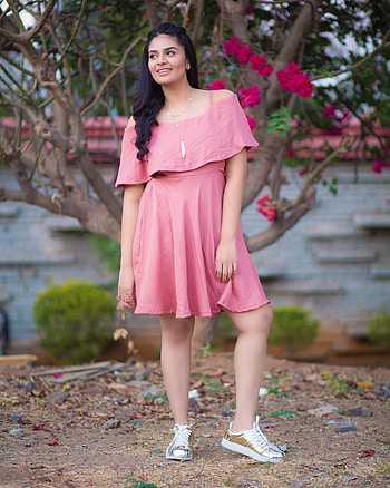Sreemukhi, footwear, hair HD phone wallpaper