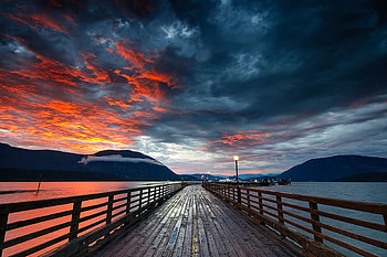 Storm comin, blue, red, bridge, sky, water, walk, ocean HD wallpaper