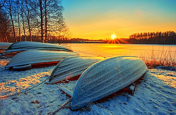 Winter Sunset, winter, plants, graphy, scenery, snow, boats, trees, places, Finland, frozen, sunsets, beautiful, seasons, creative pre-made, love four seasons, lakes, landscapes, nature HD wallpaper